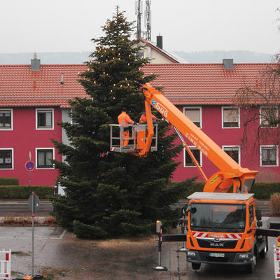Bild vergrern: Der Weihnachtsbaum vor dem Maxhtter Rathaus wird bereits geschmckt...