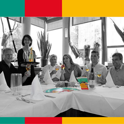 Bild vergr&ouml;&szlig;ern: Das Bild zeigt 1. B&uuml;rgermeisterin Dr. Susanne Plank (2te v. li.) bereits beim Servieren an der Festtafel von Restaurantinhaber Nobless (von links) Armin P&ouml;ppl und Joana P&ouml;ppl, Anita Alt und Christoph Stangl (beide Stadtverwaltung/&Ouml;ffentlichkeitsarbeit) mit Hallenwart Harald Griesbeck