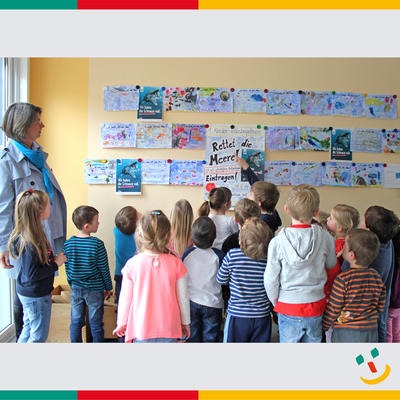 Bild vergrern: Stolz zeigen die Kinder des Kinderhauses St. Josef Rappenbgl der Ersten Brgermeisterin Dr. Susanne Plank ihre Bilder vom Meer.