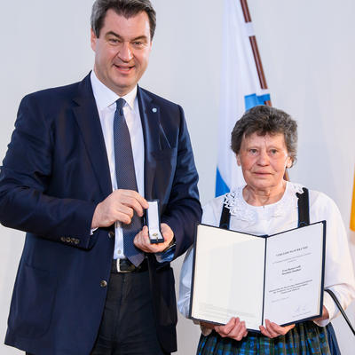 Bild vergrern: Ministerprsident Dr. Markus Sder ehrte Regina Galli aus Pirkensee