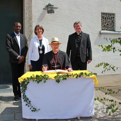 Bild vergrern: Bischof Dr. Rudolf Voderholzer trug sich anllich der Firmung in der Pfarrei St. Barbara in das Goldene Buch der Stadt Maxhtte-Haidhof ein.