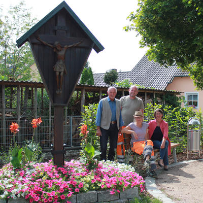 Bild vergrern: Das Bild zeigt das restaurierte Dorfkreuz mit Josef Stadlbauer (stehend, erster von links) und Stefan Haslinger (Grtnertrupp, zweiter von links) sowie sitzend Birgit Graf (Grtnertrupp) und Brgermeisterin Dr. Susanne Plank (rechts)