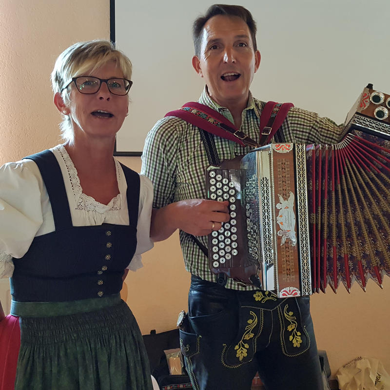Die beiden Musikanten und Sänger Manuela und Gerhard Schneeberger in Aktion.