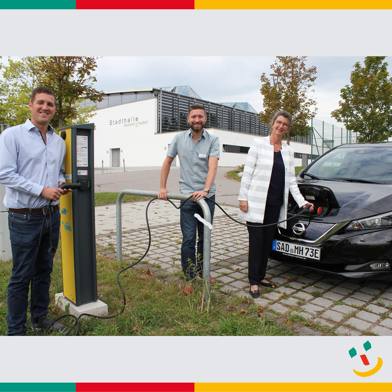 Erste Bürgermeisterin Dr. Susanne Plank hat zusammen mit Christoph Stangl das Fahrzeug aus den Händen von Jörg Binder vom Autohaus Vetterl aus Teublitz an der Strom-Tankstelle an der Maxhütter Stadthalle in Empfang genommen.