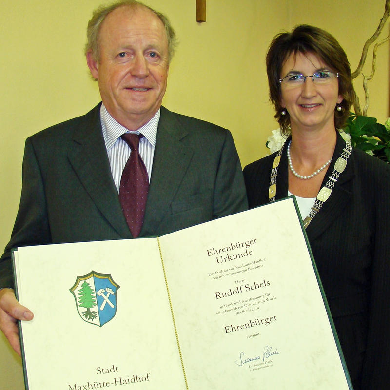 Ehrenbürger Rudolf Schels erhält die Ehrenbürgerurkunde