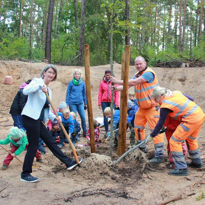 Bild vergrern: Erste Brgermeisterin Dr. Susanne Plank (links) kam nach Rappenbgl, um den Holzfchsen beim Einpflanzen der gespendeten Rotbuche zu helfen.