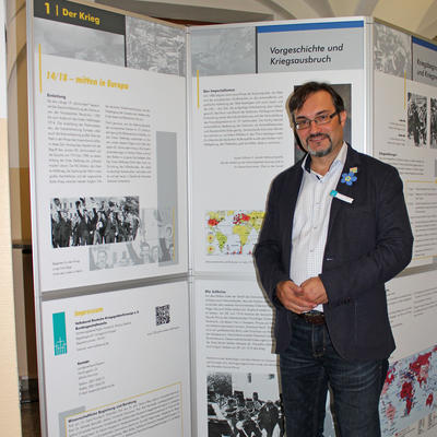 Bild vergrern: Dr. Dario Vidojković ist der Geschftsfhrer des Bezirksverbandes des Volksbundes Deutsche Kriegsgrberfrsorge e. V. und brachte die Ausstellung nach Maxhtte-Haidhof.