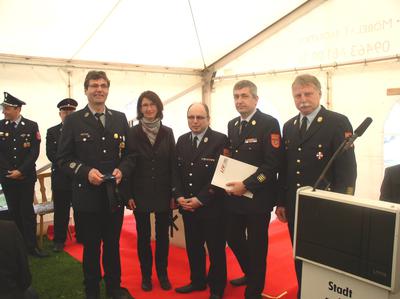 Bild vergrern: Richard Plank (l.) und Roland Danisch (nicht im Bild) wurden von der Feuerwehrspitze und Brgermeisterin Dr. Susanne Plank mit dem Bayerischen Feuerwehr-Ehrenzeichen in Silber ausgezeichnet.