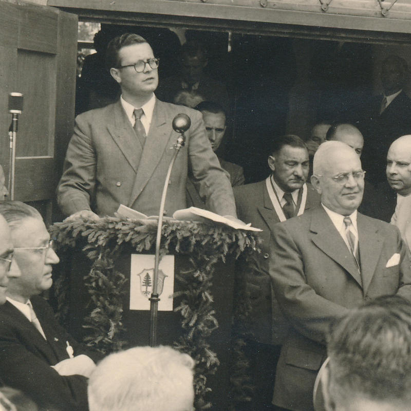 Stadtgründung 1953 - Lehrer Rupert Berger bei der Ansprache vor dem Rathaus