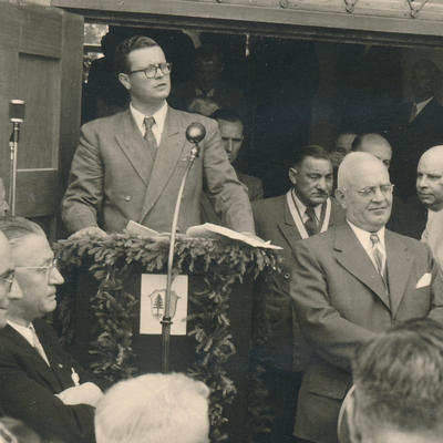 Bild vergrößern: Stadtgründung 1953 - Lehrer Rupert Berger bei der Ansprache vor dem Rathaus