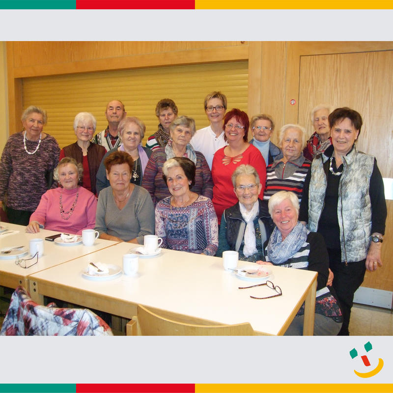 Das Bild zeigt die Senioren mit der Seniorenbeirätin Traudl Heller (rechts) und Dr. Paula Loibl (6te von rechts stehend).
