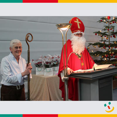 Bild vergrern: Senioren feierten Weihnachten: Johanna Tippmann durfte whrend des Besuches des Heiligen Nikolaus den Bischofstab halten.