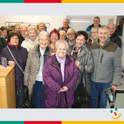 Bild vergrern: Das Foto zeigt einen Teil der Seniorinnen und Senioren zusammen mit den Seniorenbeirtinnen Elisabeth Neuner (2.v.l.) und Traudl Heller (2.v.r.)