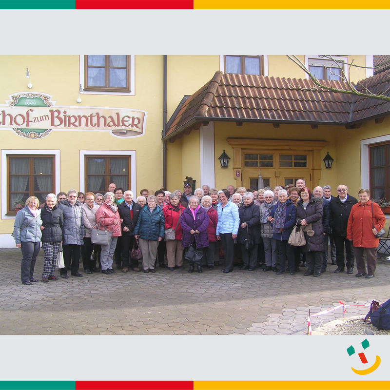 Seniorenprogramm der Stadt: Unser Foto zeigt die Seniorengruppe vor dem Gasthaus in Krachenhausen.