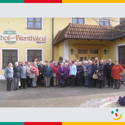 Bild vergrern: Seniorenprogramm der Stadt: Unser Foto zeigt die Seniorengruppe vor dem Gasthaus in Krachenhausen.