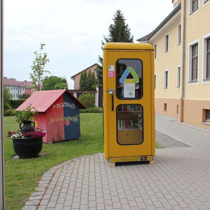 Gelbe Bücherzelle steht nun vor dem MehrGenerationenHaus in Maxhütte-Haidhof