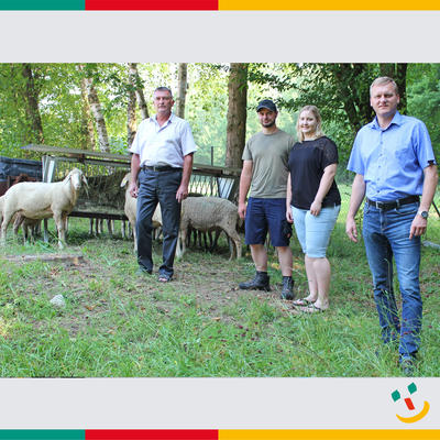 Bild vergr��ern: Erster B�rgermeister Rudolf Seidl (rechts) und Ludwig Haslbeck (links), Vorstand der Stadtwerke freuen sich ebenso wie Konrad Feuerer und Patricia Kraus �ber die Vereinbarung.