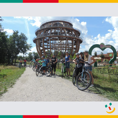 Bild vergrern: Mit dem Ferienprogramm auf Radltour: Die Radtour fhrte unter anderem zur Holzkugel an den Steinberger See.