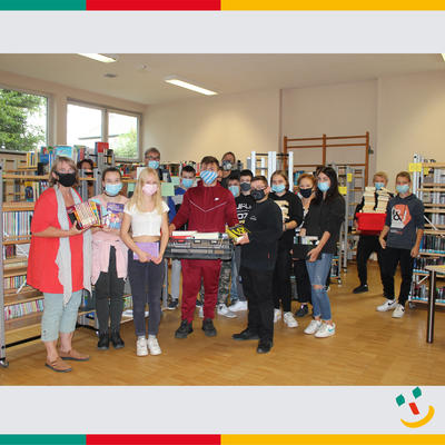 Bild vergr��ern: Die Sch�lerinnen und Sch�ler der Mittelschule Maxh�tte-Haidhof unterst�tzten den Umzug der B�cherei tatkr�ftig.
Links im Bild die B�chereileiterin Rita Demleitner