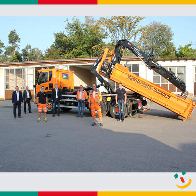 Bild vergr��ern: Foto zeigt von links nach rechts: Stefan Scheuerer (Firma Scania), Karl-Peter W�rstl (Gesch�ftsleiter Stadtverwaltung), Tobias Bruckm�ller (Bauhof, Fahrer), Erster B�rgermeister Rudolf Seidl, Thomas Heider (Bauhofleiter), Stefan Faltermeier (Teamleiter Fahrer) und Manuel Hinz (Firma Hinz Nutzfahrzeuge GmbH)