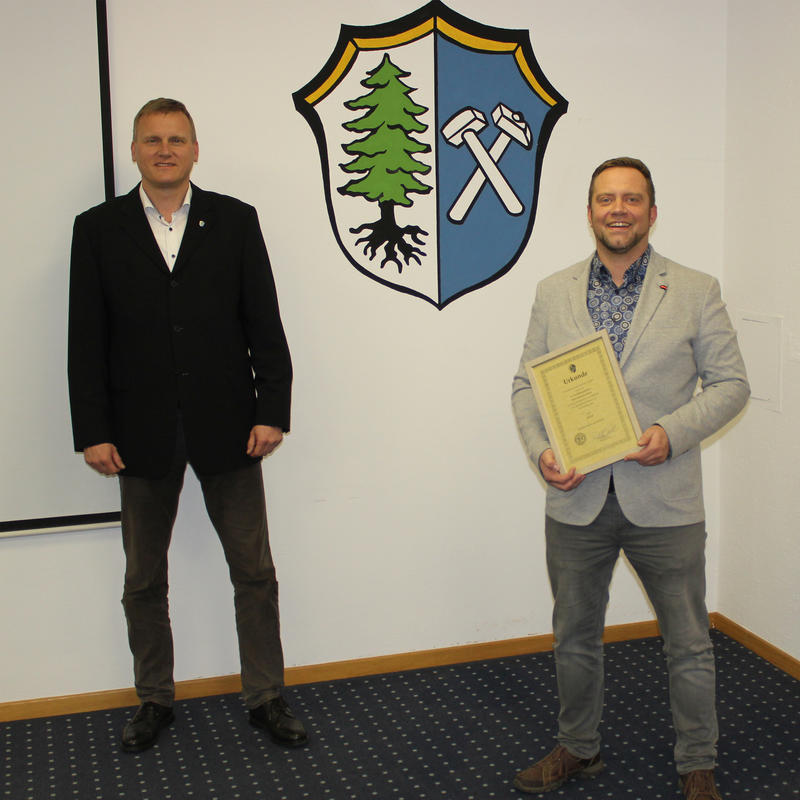 Erster Bürgermeister Rudolf Seidl gratulierte Johannes Ortner zur Beförderung