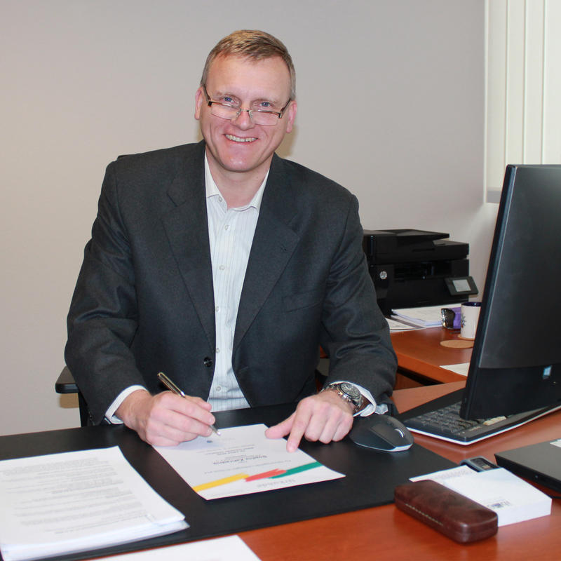 Bürgermeister Rudolf Seidl unterzeichnet die Urkunden für die Sportlerehrung