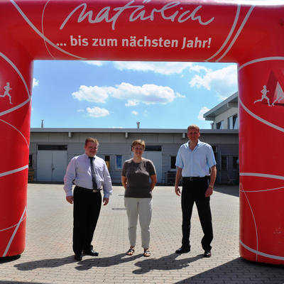 Bild vergr��ern: B�rgermeister Thomas Gesche aus Burglengenfeld, B�rgermeisterin Maria Steger aus Teublitz und 3. B�rgermeister Rudolf Seidl aus Maxh�tte-Haidhof (v.li.) warben gemeinsam f�r die Teilnahme am St�dtedreieckslauf.