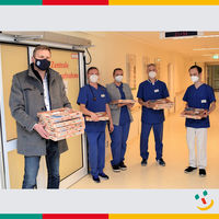 Bild vergrern: Rudolf Seidl berrascht das Team der Notaufnahme mit frischen Pizzen.