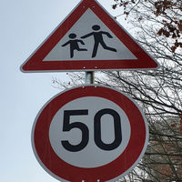 Bild vergrern: Beim Weiler Almenhhe gilt jetzt 50 - 3: Das Bild zeigt die Beschrnkung auf 50km/h mit dem Hinweisschild Achtung Kinder.