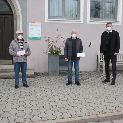 Bild vergrern: Das Foto zeigt von links nach rechts Herrn Johann Haas (2. Preis), Herrn Reinhard Amelang (1. Preis) sowie Ersten Brgermeister Rudolf Seidl (rechts). Nicht im Bild: Frau Maria Zitzl (3. Preis)