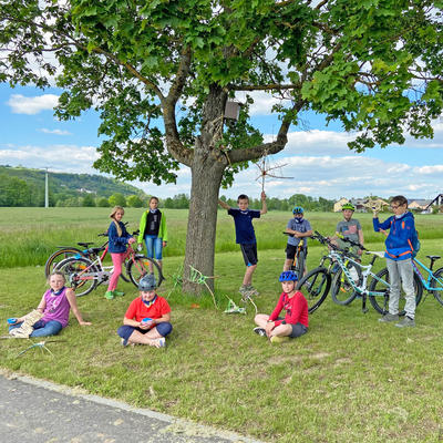 Bild vergrern: Das Bild zeigt die Teilnehmer und Teilnehmerinnen der Radtour am Parkplatz des MehrGenerationenHauses in Saltendorf.