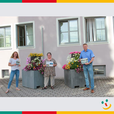 Bild vergrößern: Die Jugendpflegerin Andrea Ederer (v. l.) und Ulrike Mutzbauer haben zusammen den Ferienspaß 2021 erstellt. Zur Verabschiedung des neuen Ferienprogramms kam auch der Erste Bürgermeister Rudolf Seidl.