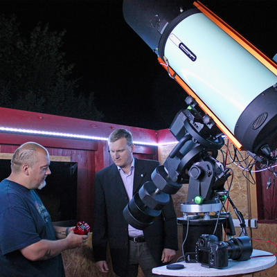 Bild vergr��ern: Das Bild zeigt Heiner Wei� (links) mit Erstem B�rgermeister Rudolf Seidl. Wei� erkl�rt die n�tigen Instrumente f�r die Astro-Fotografie.