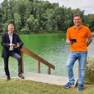 Bild vergr��ern: Kostenloser Hotspot in der Badestelle Tegelgrube aktiv: Erster B�rgermeister Rudolf Seidl und Breitbandpate und IT-Administrator im Maxh�tter Rathaus Christoph Stangl �berzeugten sich vor Ort �ber die unkomplizierte Nutzung des WLAN.