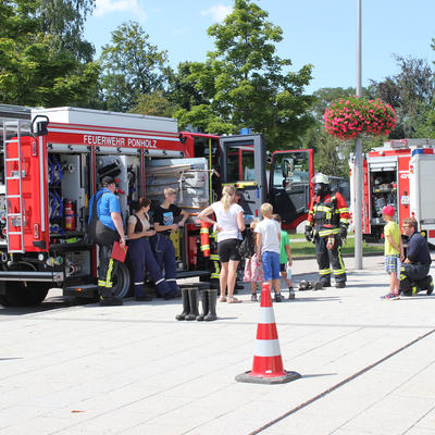 Bild vergrern: Die Feuerwehren der Stadt Maxhtte-Haidhof schufen fr alle interessierten Kinder und Jugendliche ein abwechslungsreiches Programm.