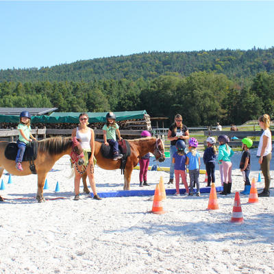 Bild vergrern: Tanja Wein (mitte) frdert zusammen mit ihren beiden Betreuerinnen Lena Salbeck (links) und Katrin Berzl (rechts) und den Ponys Sneezy und Cookie Kinder zur Schulvorbereitung auf ihrem Ponyhof.