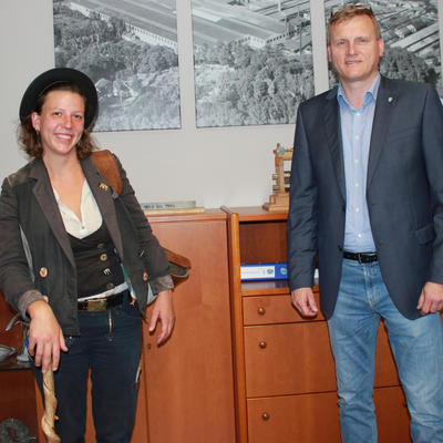 Bild vergr��ern: Konditorin Tabea A. auf der Walz zum Vorsprechen im Rathaus