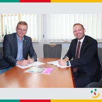 Bild vergr��ern: Glasfaser f�r Gewerbegebiete in Maxh�tte-Haidhof: Das Bild zeigt Ersten B�rgermeister Rudolf Seidl und Regionalmanager der Deutschen Telekom Enrico Delfino bei der Vertragsunterzeichnung im B�rgermeisterzimmer in Maxh�tte-Haidhof.
