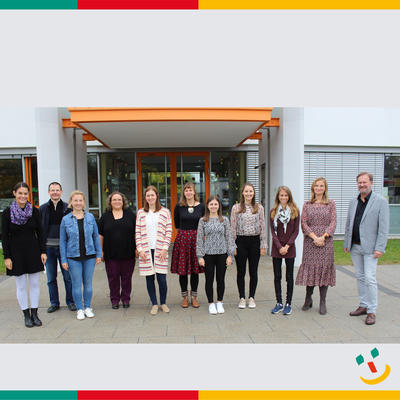 Bild vergr��ern: Neue P�dagoginnen und P�dagogen an der Maximilian-Grundschule: DAs Bild zeigt Rektor Oskar Duschinger (rechts) mit den neuen Lehrkr�ften der Maximilian-Grundschule