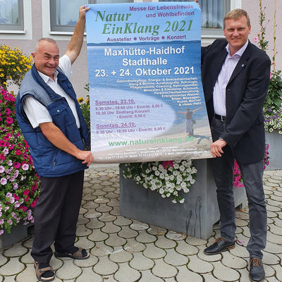 Bild vergr��ern: NaturEinKlang 2021 - Messe f�r Lebensfreude und Wohlbefinden  am 23. und 24. Oktober 2021 zum zw�lften Mal in der Stadthalle Maxh�tte-Haidhof.
Das Bild zeigt Karl-Heinz Karmann, Veranstalter der Messe NaturEinKlang 2021 (links) mit Ersten B�rgermeister Rudolf Seidl bei der Vorstellung des neuen Plakates.