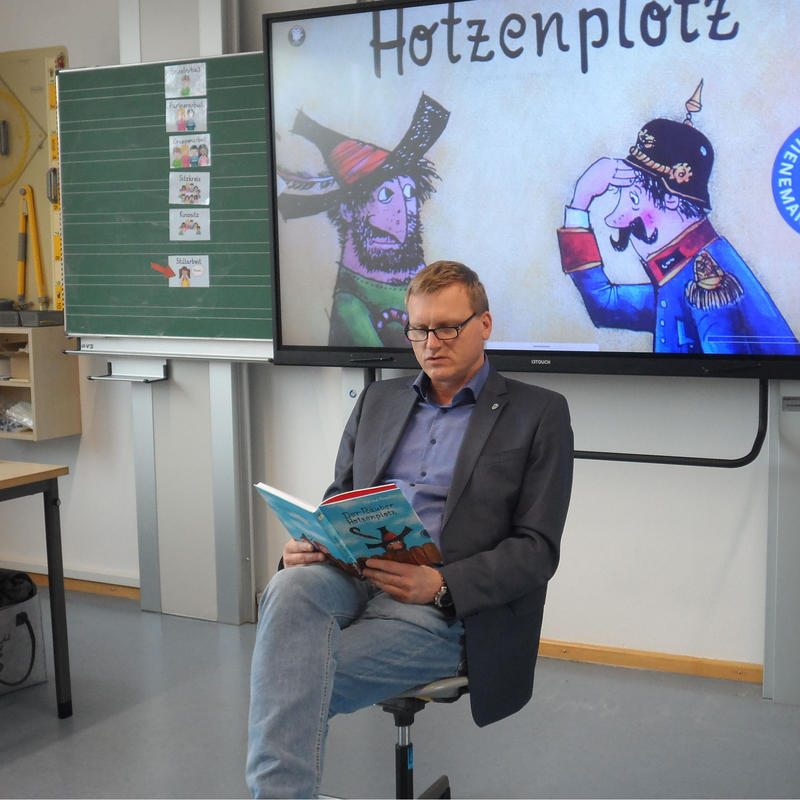 Bürgermeister Seidl liest an der Grundschule