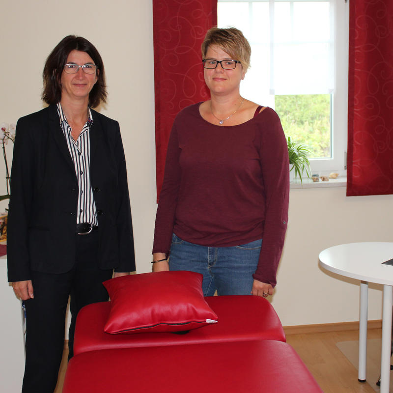 Das Bild zeigt 1. Bürgermeisterin Dr. Susanne Plank mit Jessica Puchta bei der Eröffnung der neuen Privatpraxis