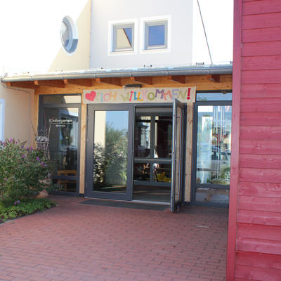 Bild vergrößern: Der Eingang zum Kindergarten- und der Kinderkrippe Pirkensee