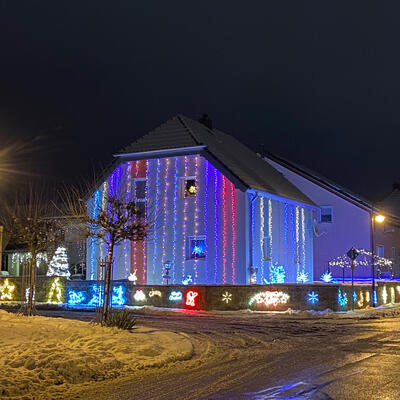 Bild vergrern: Auch dieses Jahr strahlt in Maxhtte-Haidhof wieder das stadtbekannte Weihnachtshaus.