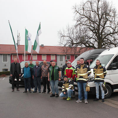 Bild vergr��ern: Erster B�rgermeister Rudolf Seidl (links) verabschiedete das Hilfsteam um Josef Hochmuth (5. v. l.) am Rathausvorplatz in Maxh�tte-Haidhof.