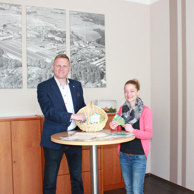Bild vergrern: Erster Brgermeister Rudolf Seidl und die Vorsitzende der Werbegemeinschaft Maxhtte-Haidhof, Julia Krempl bei der Ziehung der Gewinner der Oster-Rallye