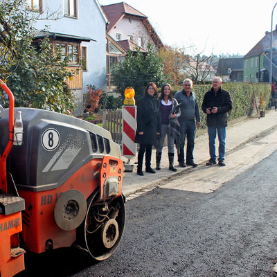 Bild vergr��ern: Das Bild zeigt von rechts Stadtbaumeister Gerhard Schmid, Hans B�ckl vom Ing. B�ro Wei� aus Neunburg vorm Wald, Michaela Sander von der ausf�hrenden Firma M�nnich aus Maxh�tte-Haidhof mit 1. B�rgermeisterin Dr. Susanne Plank vor Ort in Pirkensee.