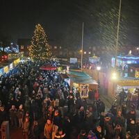 Bild vergrern: Zahlreiche Besucher auf dem 29. Maxhtter Weihnachtsmarkt.