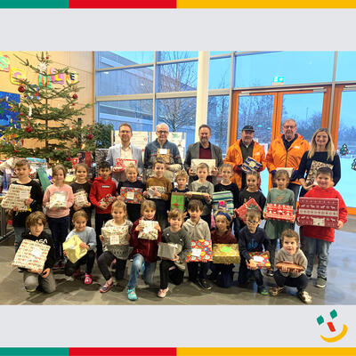 Bild vergrern: Maximilian-Grundschule: Weihnachtspakete fr bedrftige Kinder