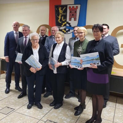 Bild vergrern: Irmgard Gietl (3.v. links) und Ute Hierl (nicht am Foto) erhielten beide einen Bildband des Landkreises Schwandorf fr ihre Arbeit als stellvertretende Vorsitzende im Landkreis-Seniorenbeirat.